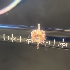 Size 6 gold tone ✨️ yellow stone 💛 ring